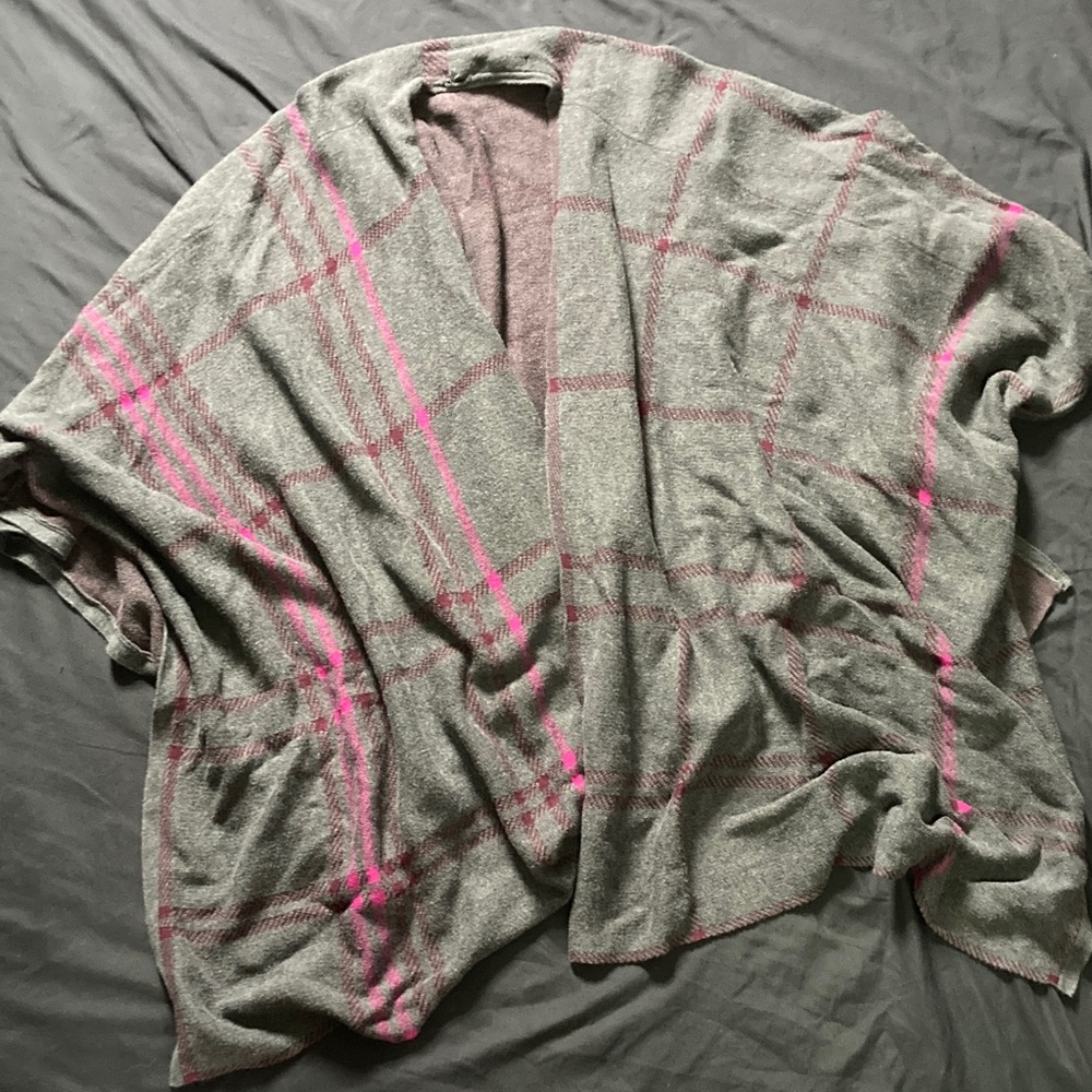 Croft and Barrow Grey Pink Plaid Wrap Shawl Soft Comfortable Fabric Size L/XL